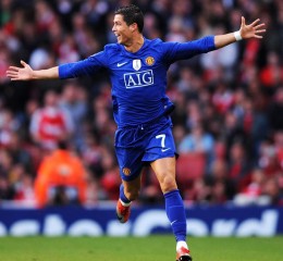 爱游戏_77号传奇再现神来之笔 未过半场长传助海斯轻松得分