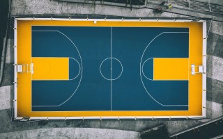 爱游戏：赛道之外的兄弟情，维斯塔潘赠头盔致敬最佳搭档佩雷兹