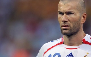 爱游戏下载_维尼修斯向裁判直言亚马尔接触即倒引争议 足球赛场再掀体育道德辩论